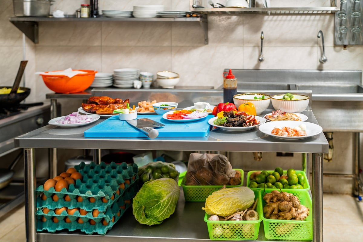 Cocina comercial con equipos y superficies de acero inoxidable
