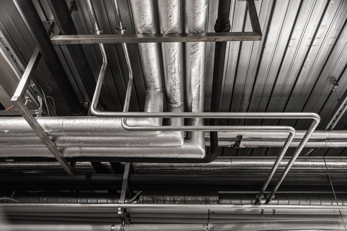 Extractor de aire industrial y ductos de acero inoxidable en planta